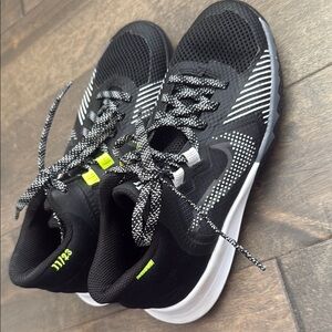 Nike Black and White Sneakers Modern Athletic Design Kyrie V-5